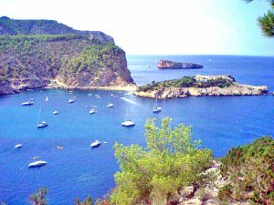 Sant Miquel: Festungskirche, Folkloretanz und Ibizas rauer Norden